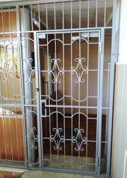 Дверь-решетка с элементами ковки ул. Великая д.22